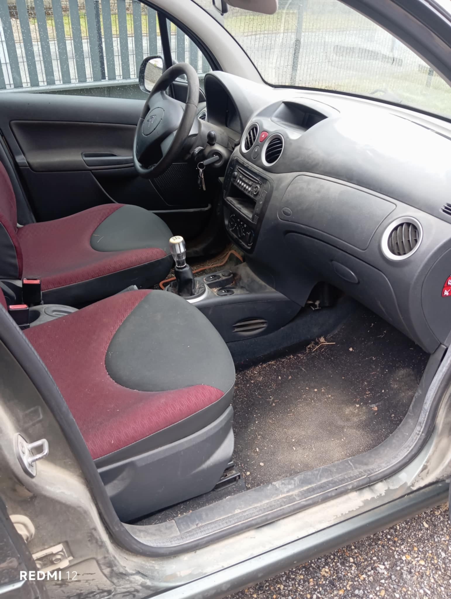 Habitacle de Citroën C3 encrassé, avant nettoyage intérieur