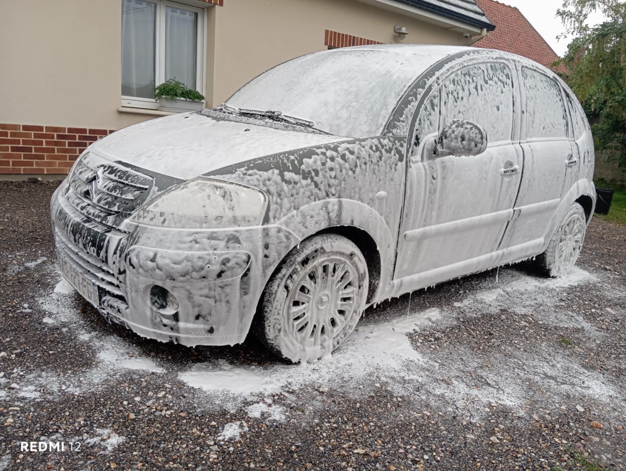 Citroën C3 entièrement recouverte de mousse active pendant le prélavage