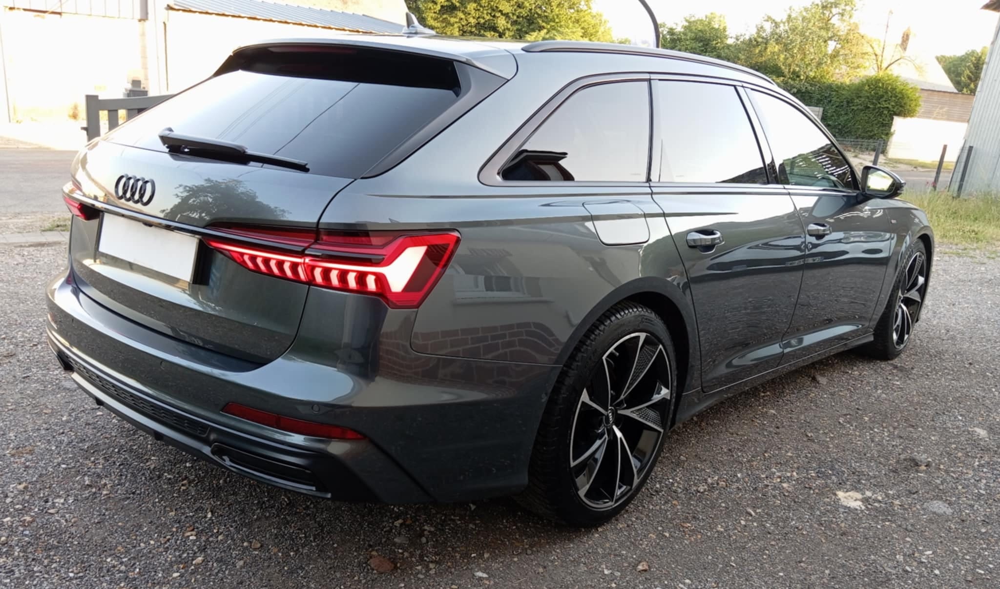Audi A6 S line lustrée, vue trois quarts arrière en fin de journée