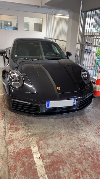 Porsche 911 noire de face, optiques avant rondes parfaitement claires
