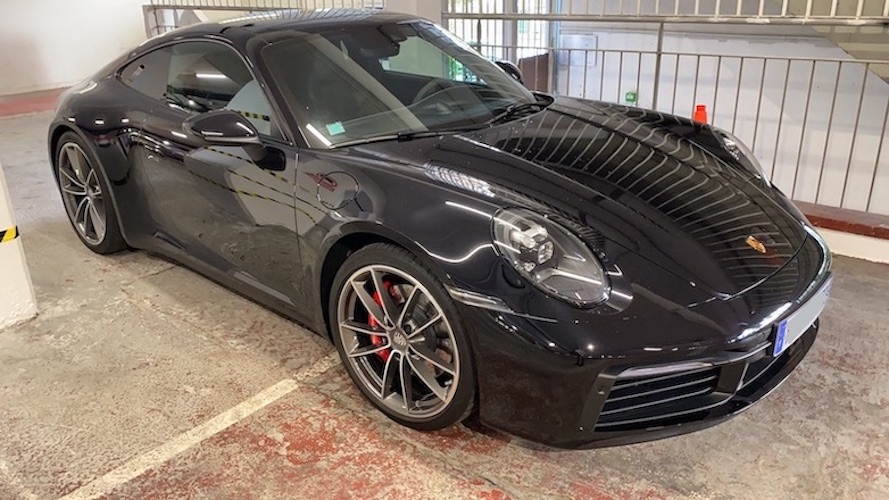 Porsche 911 noire vue de trois quarts avant, optique de phare parfaitement transparente